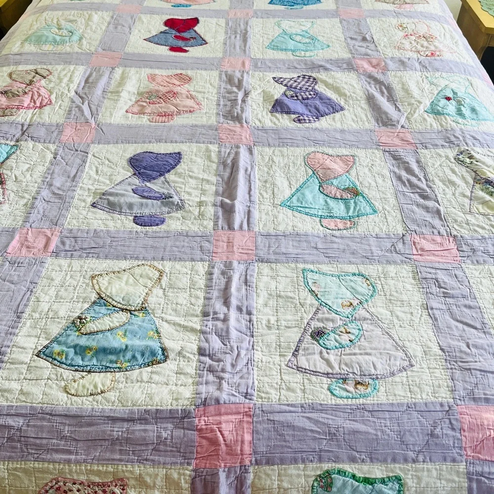 VINTAGE/ANTIQUE Handmade Quilt SUNBONNET SUE Pastel Hues Cotton Cottage Shabby